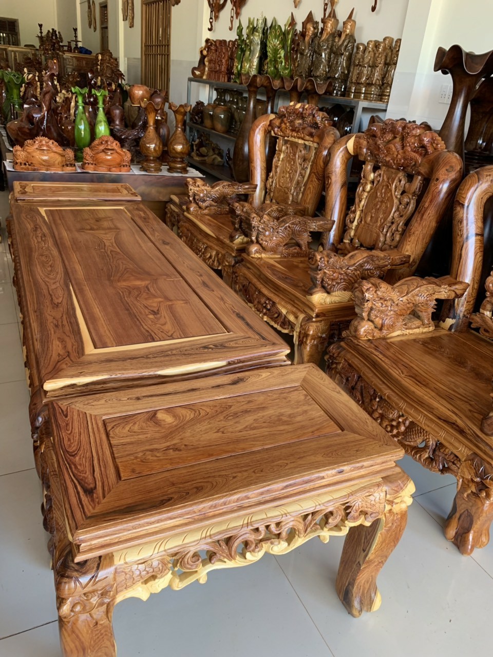 Bàn ghế gỗ cũ phòng khách
